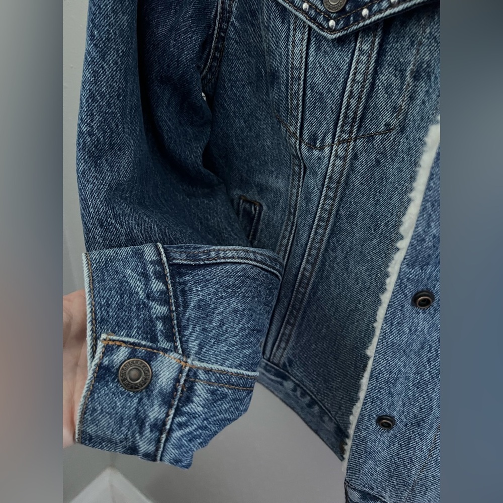 Levi’s Original Studded Sherpa Denim Trucker Jacket Size XS New - Picture 8 of 8